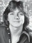  ??  ?? Zweimal David Cassidy: Das Schwarz Weiß Foto zeigt ihn 1972, das Bild rechts bei einem Auftritt im November 2008 in London.