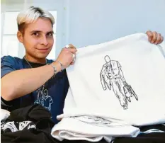  ?? Foto: Marcus Merk ?? Der 22‰jährige Yannick Mößner aus Dinkelsche­rben gestaltet T‰Shirts. Er hat ein ei‰ genes Modelabel gegründet.