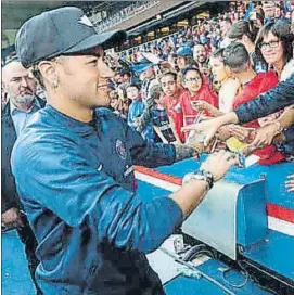  ?? FOTO: WEB PSG ?? Neymar firmando autógrafos Tras el entrenamie­nto de ayer del Paris SG