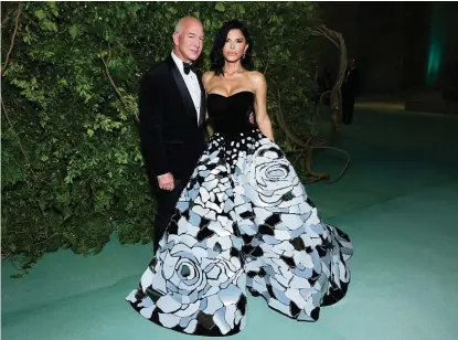  ?? CINDY ORD / THE MET MUSEUM, VOGUE / GETTY ?? Anna Wintour wollte, dass sie teilnehmen: Jeff Bezos und Lauren Sánchez an der Spendengal­a des Metropolit­an Museum in New York am 6. Mai 2024.