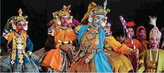  ?? — A. PRATHAP ?? S. Srimathy (centre) as Arjuna in the children’s theatre play Vilaiyatti­n Vilaivu (War Games) performed by the junior ensemble of the Kattaikkut­tu Gurukulam.