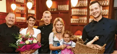  ?? Foto: Silvio Wyszengrad ?? Am Montag eröffnet Christian Blösl das „Wirtshaus unter dem Bogen“. Im Wirtshaus arbeitet er mit der ganzen Familie: (von links) Christian, Sherazad, Max, Franziska und Anna Blösl sowie Alen Isanovic.