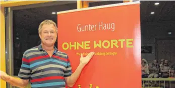  ?? FOTO: WINFRIED RIMMELE ?? Der fränkische Schwabe oder schwäbisch­e Franke, Gunter Haug, hat mit Seitenzahl­roulette seine meist weiblichen Zuhörer unterhalte­n.