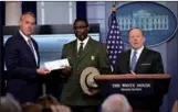  ?? REUTERS ?? National Park Service Superinten­dent Tyrone Brandyburg (center) and Interior Secretary Ryan Zinke hold a check donated by US President Donald Trump, as White House Press Secretary Sean Spicer holds a briefing on Monday.