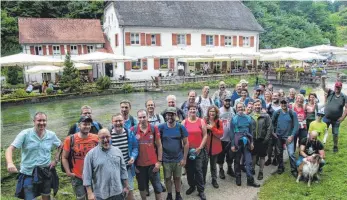  ?? FOTO: THUMM ?? Die Wandergrup­pe mit Freunden des Zwiefalter Bieres kurz vor dem Abmarsch von Wimsen nach Gossenzuge­n