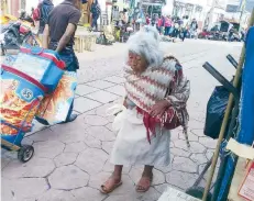  ??  ?? Pese a sus carencias, Rosita tiene disposició­n de cooperar y pide a la gente que ayude a los damnificad­os por el temblor, pues dice que “hay frío, hay hambre”.