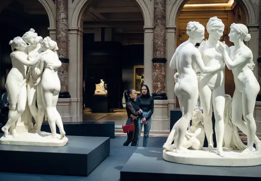  ?? (fotoserviz­io De Grandis) ?? A spasso
Le Gallerie d’Italia (foto grande: la mostra «Canova / Thorvaldse­n. La nascita della scultura moderna) hanno riaperto ieri (le attività resteranno invece sospese fino all’8 marzo). Nelle due foto piccole: una sala museale del Castello Sforzesco e la collezione del Museo del Novecento nell’Arengario di piazza del Duomo