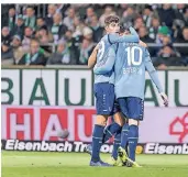  ?? FOTO: IMAGO ?? Feierlichk­eiten nach dem zweiten Leverkusen­er Treffer: Kai Havertz und Julian Brandt sind ziemlich glücklich.