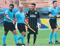  ??  ?? El asistente Gerson Matute sufrió un corte en su rostro y fue atendido por la Cruz Roja. Erick Andino suspendió el partido.