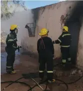  ??  ?? Brandbestr­yders nadat hulle die vlamme in die huis geblus het en vasgestel het dat daar niemand in die huis was tydens die brand nie.