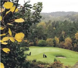  ??  ?? HØST: Golfbanen tar seg flott ut omkranset av naturens høstfarger.