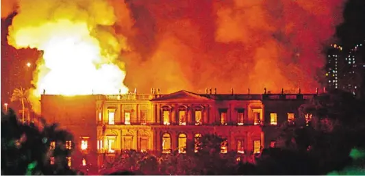  ?? BILD: SN/APA/AFP/STR ?? Das Nationalmu­seum in Rio de Janeiro: 200 Jahre Geschichte wurden ein Raub der Flammen.