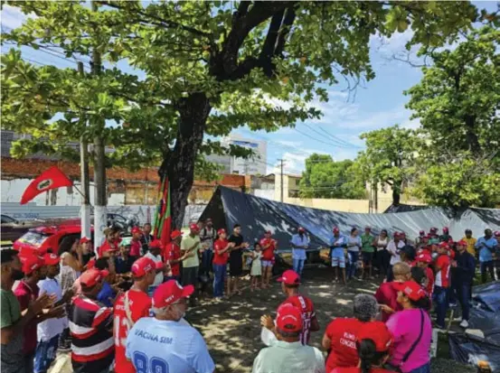  ?? ?? MST reivindica as áreas ocupadas, as quais considera improdutiv­as, para assentamen­to e reforma agrária