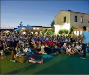  ??  ?? Les soirées cinéma aux Embiez sont très conviviale­s devant l’écran gonflable prêté par le théâtre Liberté.