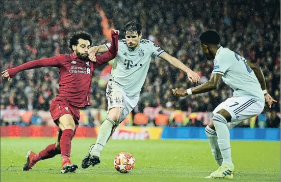  ?? OLI SCARFF / AFP ?? Javi Martínez lucha con Salah mientras Alaba espera la resolución de la jugada