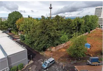  ?? FOTO: ARNOLD/DPA ?? Der Fundort der Weltkriegs-Bombe, die derzeit unter einem blauen Zelt liegt (rechts im Bild), liegt ziemlich zentral. Auf einer Baustelle im Frankfurte­r Westend soll die englische Luftmine am Sonntag entschärft werden.