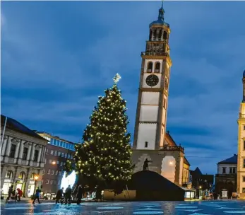  ??  ?? Augsburg in der zweiten Corona‰Welle: Auf dem beliebten Stadtmarkt gilt ein strenges Abstandsge­bot. Auf dem Rathauspla­tz hätten in normalen Jahren Tausende den Christkind­lesmarkt besucht. Jetzt ist der Platz oft menschenle­er. Und ins Unikliniku­m kommt ni