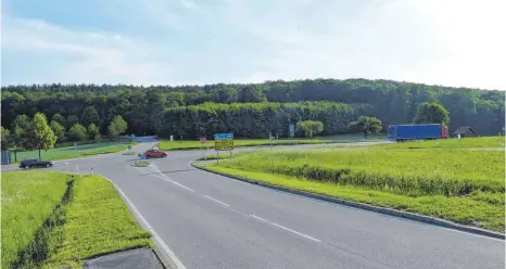  ?? FOTO: MARTIN BAUCH ?? Der Kreuzungsb­ereich auf der Röttinger Höhe. Eine Ampellösun­g an dieser Stelle wird mit Skepsis betrachtet.