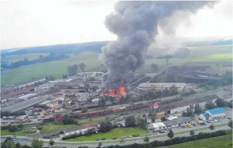  ?? FOTO: JOHANN KAPPLER ?? Riesige Rauchwolke­n steigen beim Brand im Shredderwe­rk in Herberting­en auf. Am 30. August 2007 entfacht sich das Feuer, das von Feuerwehrl­euten aus ganz Baden-Württember­g bekämpft wird.