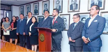  ??  ?? A estudio. El ministro de Hacienda, Nelson Fuentes, presentó ayer el proyecto de presupuest­o, el cual pasará a estudio de la Comisión de Hacienda a partir de la próxima semana. Debe aprobarlo este año.