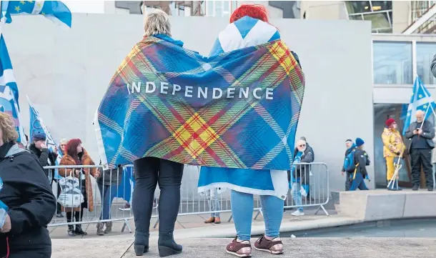  ?? Left the EU. ?? DISUNITED KINGDOM: Independen­ce demonstrat­ors gather at the Scottish Parliament in Edinburgh on February 1, the day after Britain