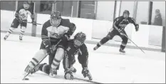  ?? CAROLE MORRIS-UNDERHILL ?? An Avon View player gets tangled up with Horton’s Dawson McPhail while en route to the net.