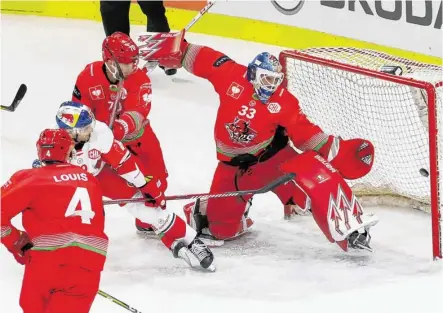  ?? BILD: SN/GEPA PICTURES ?? Sein erstes Tor für Salzburg: Chris VandeVelde (weißes Trikot) trifft in Bedrängnis.