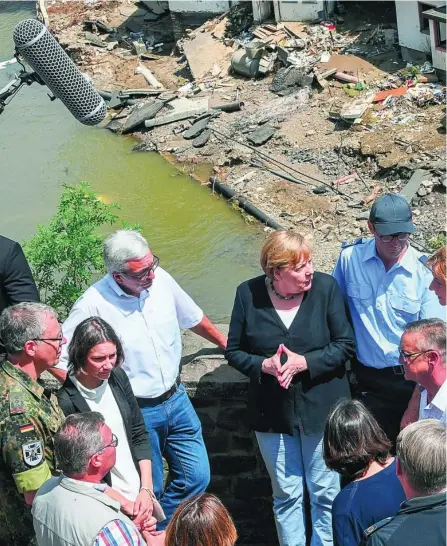  ??  ?? La canciller Angela Merkel visita la ciudad de Schuld, símbolo de la devastació­n