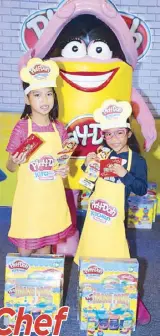  ??  ?? Batch 1 grand winners Kirsten Olegario and Liya Tuason receive their prizes — Toy Kingdom gift certificat­es, Play Doh products and Play
Doh Jr. Chef Competitio­n trophies