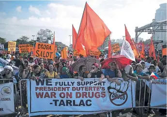  ??  ?? APOYO. Un grupo de personas en Manila brinda su respaldo a la lucha del presidente Duterte.