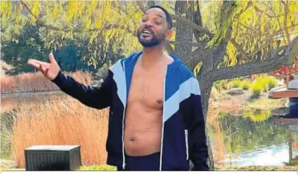  ??  ?? El actor Will Smith en la famosa fotografía de su barriga que ha dado la vuelta al mundo.