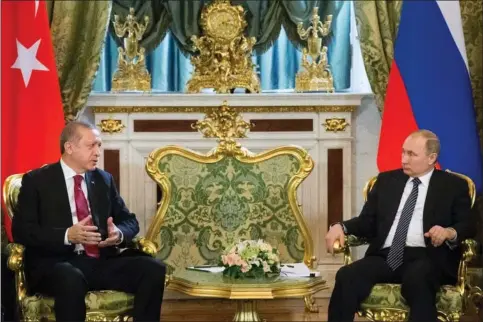  ??  ?? Vladimir Putin og Recep Tayyip Erdogan mødes jaevnligt for at afstemme kursen, ikke mindst i Syrien. Men det er også i Syrien, at partnerska­bet nu viser faretruend­e spraekker. Foto: Alexander Zemlianich­enko/AP