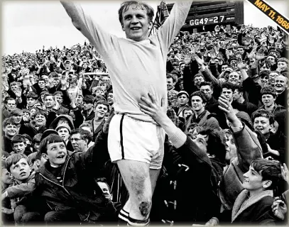  ?? MIRRORPIX ?? Blue wonder: Francis Lee celebrates City’s fourth goal with the travelling fans at Newcastle