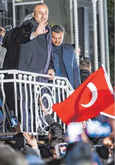  ?? FOTO: IMAGO ?? Der türkische Außenminis­ter Mevlüt Cavusoglu spricht vom Balkon des türkischen Konsulats in Hamburg.