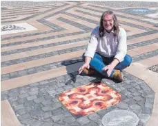  ?? FOTO: BIG ?? Diakon Dieter Walser wärmt sich am symbolisch­en Feuer des Labyrinths bei der Eriskirche­r Pfarrkirch­e die Hände – und freut sich auf seine künftigen Aufgaben, um kirchliche Angebote im Tourismusb­ereich besser zu vernetzen.