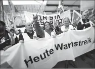  ?? KAI PFAFFENBAC­H / REUTERS ?? German public sector workers stage a strike at the airport in