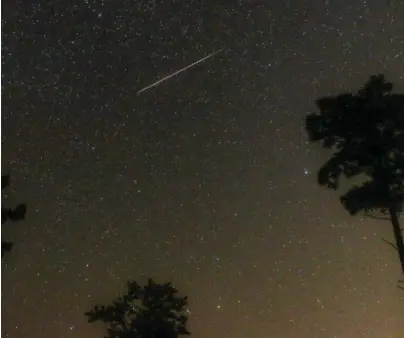  ?? FILE PHOTO BY ARKANSAS DEMOCRAT-GAZETTE/STEPHEN B. THORNTON ?? Space debris from the tail of Comet Swift-Tuttle strikes the atmosphere five miles west of Benton, Arkansas.