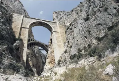  ?? Foto: Ángel García ?? Die Brücke über die Mascarat-Schlucht (ganz hinten) wird ersetzt.