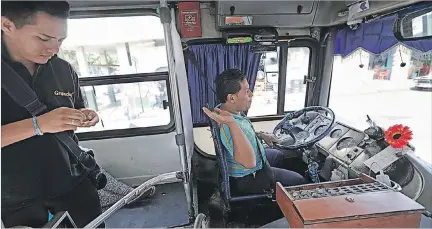  ?? VALENTINA ENCALADA / EXPRESO ?? Recorrido. Marcos Castro conduce uno de los 30 buses de la línea 107, que cubre una de las rutas más peligrosas de la ciudad.