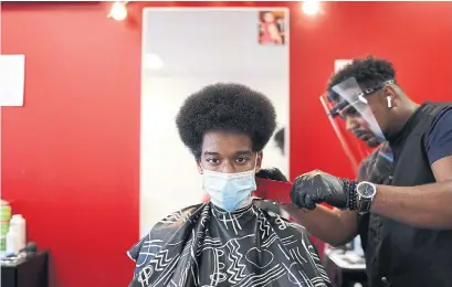  ?? RENÉ JOHNSTON TORONTO STAR ?? Sherif Sherif, 20, gets his first haircut since March from Mason Snagg at King Cuts Barbershop in Whitby.