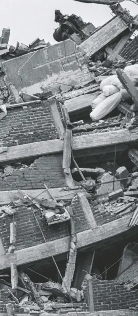  ??  ?? En la mañana del 19 de septiembre de 1985 un violento terremoto sacudió Ciudad de México.