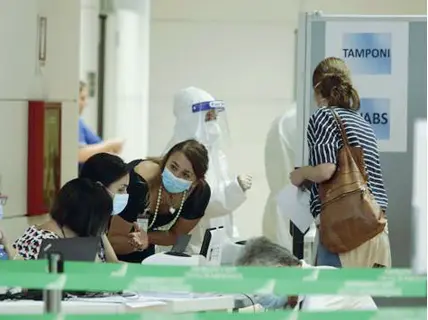  ??  ?? In aeroporto Tamponi all’aeroporto di Venezia per chi torna da Malta, Croazia, Grecia e Spagna