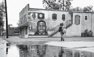  ?? Nicole Craine / New York Times ?? A mural in Brunswick, Ga., memorializ­es Ahmaud Arbery, who was killed while jogging after a pursuit by three white men who said they suspected him of break-ins and sought a citizen’s arrest.