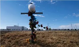  ?? Cactus, Texas. Photograph: Encarni Pindado/The Guardian ?? A memorial marks the site where a JBS worker was hit by a trailer on his way to work in