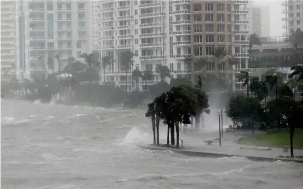  ?? Foto: dpa/AP/Wilfredo Lee ?? Bei der Ankunft des Hurrikans »Irma« in Florida schlagen in Miami Wellen über die Uferdämme.