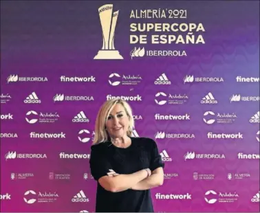  ??  ?? María Tato, directora de fútbol femenino de la RFEF, posa en la sede de la Supercopa femenina en Almería.