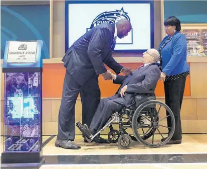  ?? STEPHEN M. DOWELL/ORLANDO SENTINEL ?? Former Magic star Shaquille O'Neal greets team owner Rich DeVos during O'Neal’s induction into the Orlando Magic Hall of Fame in 2015.