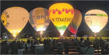  ?? FOTO: GEMEINDE ?? Das Ballonglüh­en am Samstagabe­nd in Eisenharz bildete den Höhepunkt der von den „Ballonfreu­nden Allgäu“organisier­ten Veranstalt­ung.