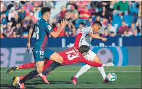  ?? FOTO: EFE ?? El venezolano del Granada sumó un tanto clave ante el Levante en el Ciutat de València