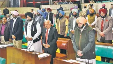  ??  ?? ■ Punjab chief minister Capt Amarinder Singh along with his cabinet colleagues and legislator­s observing silence in memory of the Pulwama attack victims, in the Vidhan Sabha on Friday. HT PHOTO